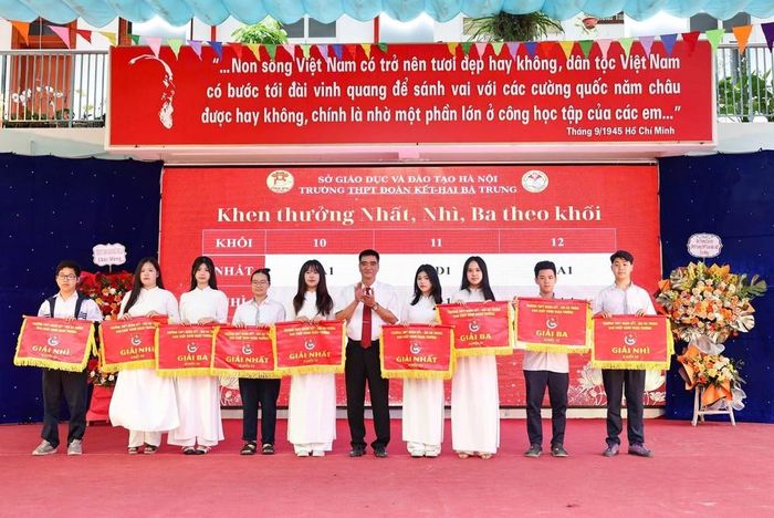 Ngày 26/5/2025, Trường THPT Đoàn Kết - Hai Bà Trưng (Hà Nội) tổ chức Lễ bế giảng năm học 2024 - 2025, khép lại một năm học với nhiều thành tích nổi bật và những dấu ấn đáng nhớ. Ảnh: Thanh Tùng - TTXVN