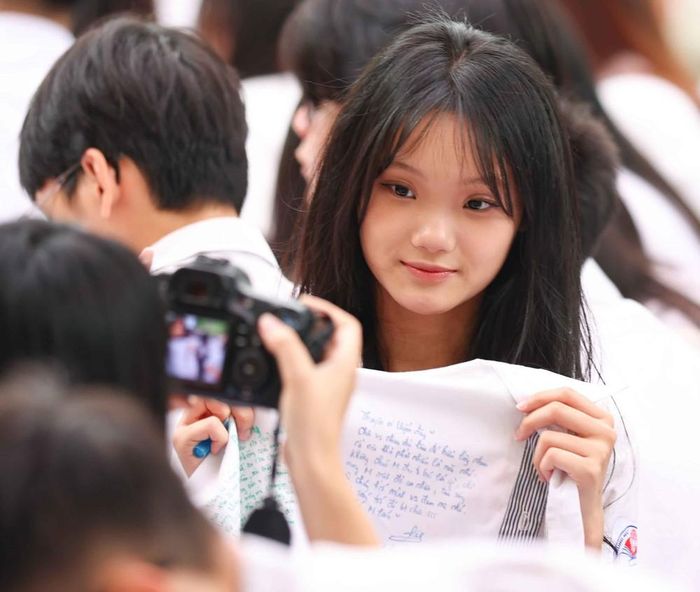 Những dòng lưu bút trên áo trắng học trò mãi là những kỷ niệm đẹp của một thời học sinh. Ảnh: Thanh Tùng - TTXVN