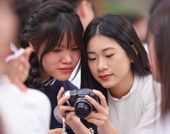 Cùng lưu lại khoảnh khắc bên nhau ngày bế giảng, để rồi mai chia xa, lòng chợt dâng niềm thiết tha. Ảnh: Thanh Tùng - TTXVN