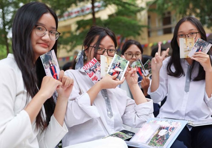 Cùng trao nhau những tấm ảnh chụp chung để ai cũng có một cuốn album luôn nhớ về nhau. Ảnh: Thanh Tùng - TTXVN