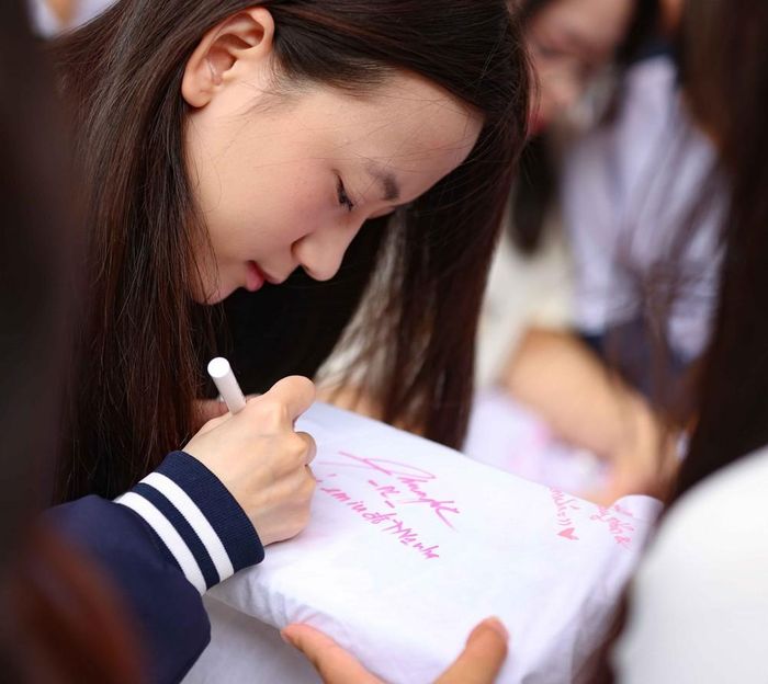 Những dòng lưu bút trên áo trắng học trò mãi là những kỷ niệm đẹp của một thời học sinh. Ảnh: Thanh Tùng - TTXVN