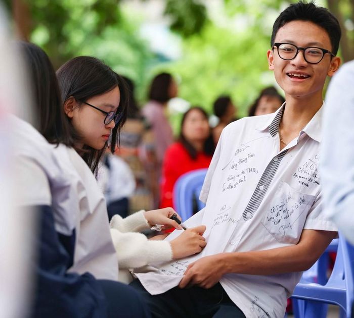 Những dòng lưu bút trên áo trắng học trò mãi là những kỷ niệm đẹp của một thời học sinh. Ảnh: Thanh Tùng - TTXVN