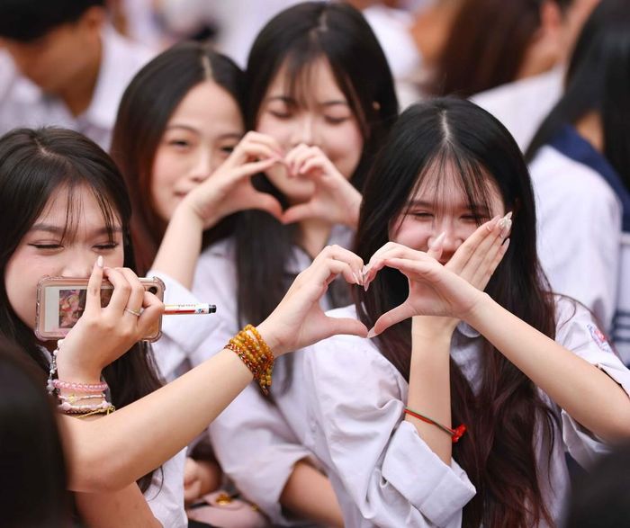 Trái tim được kết từ tay tôi và bạn sẽ luôn là biểu tượng của chúng ta để mãi bên nhau. Ảnh: Thanh Tùng - TTXVN