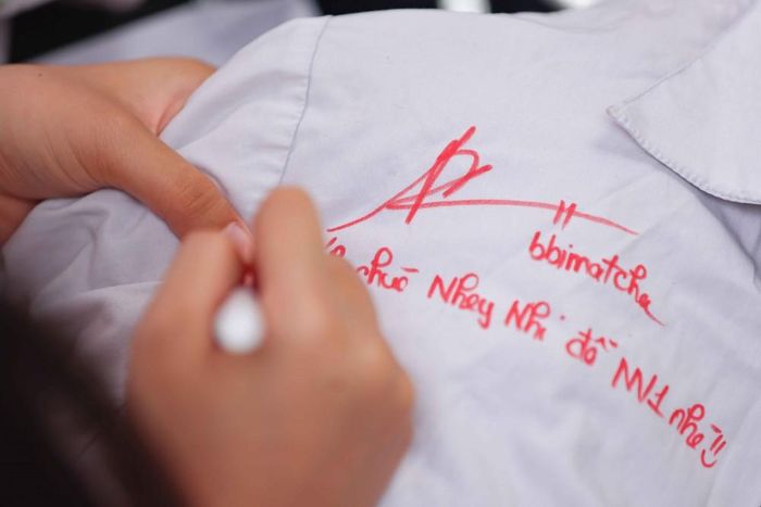 Những dòng lưu bút trên áo trắng học trò mãi là những kỷ niệm đẹp của một thời học sinh. Ảnh: Thanh Tùng - TTXVN