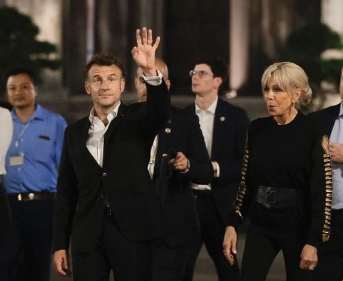 Tổng thống Pháp Emmanuel Macron tản bộ trên khu phố cổ Hà Nội. Ảnh: TTXVN