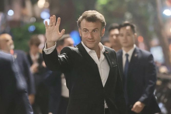 Tổng thống Pháp Emmanuel Macron vẫy chào người dân Thủ đô. Ảnh: TTXVN