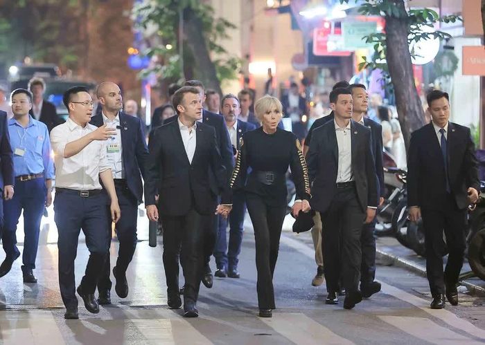Tổng thống Pháp Emmanuel Macron và Phu nhân dạo phố cổ Hà Nội. Ảnh: TTXVN