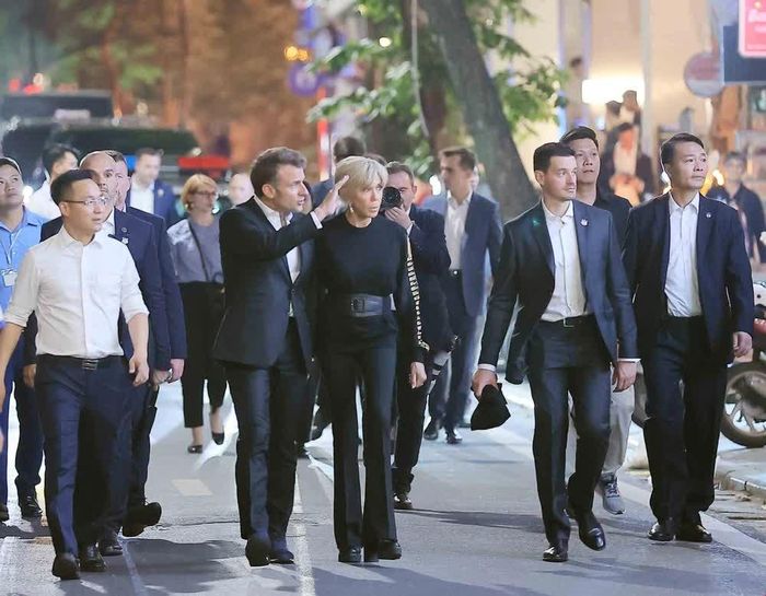 Tổng thống Pháp Emmanuel Macron và Phu nhân dạo phố cổ Hà Nội. Ảnh: TTXVN