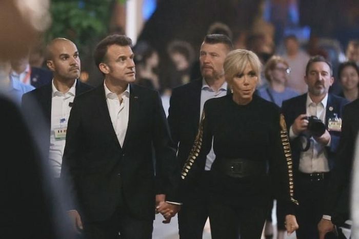 Tổng thống Pháp Emmanuel Macron và Phu nhân nắm tay nhau cùng dạo phố cổ Hà Nội. Ảnh: TTXVN