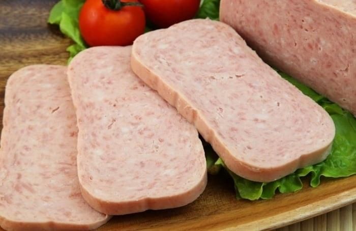 Thịt chế biến sẵn chứa lượng lớn natri để bảo quản và tạo vị – gây áp lực cho thận và dễ làm tăng huyết áp. Ảnh minh họa