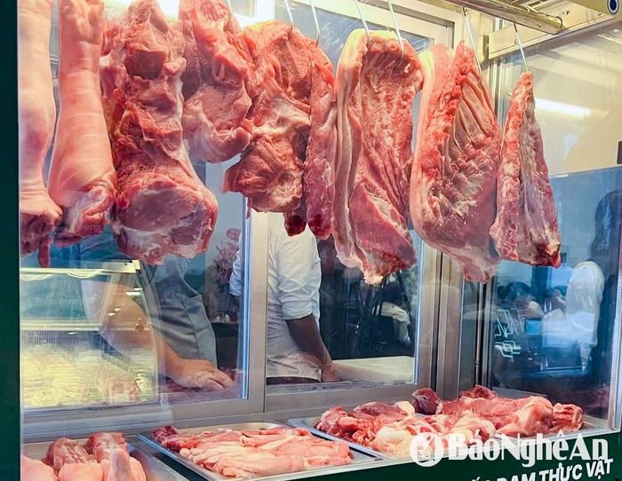 Tăng cường kiểm dịch, kiểm soát chặt chẽ quy trình giết mổ để người tiêu dùng không "né" thịt lợn. Ảnh: T.P