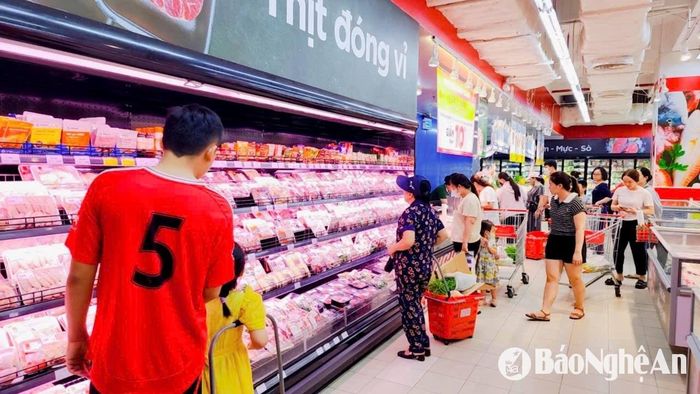 Các quầy thịt ở siêu thị khá đông khách. Ảnh: T.P
