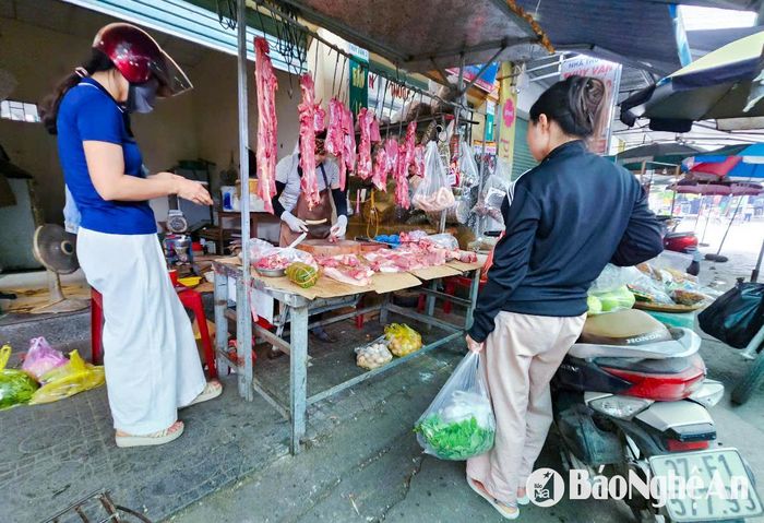 Nhiều tiểu thương bán kèm thịt bò, thịt bê để đáp ứng nhu cầu người tiêu dùng. Ảnh: T.P