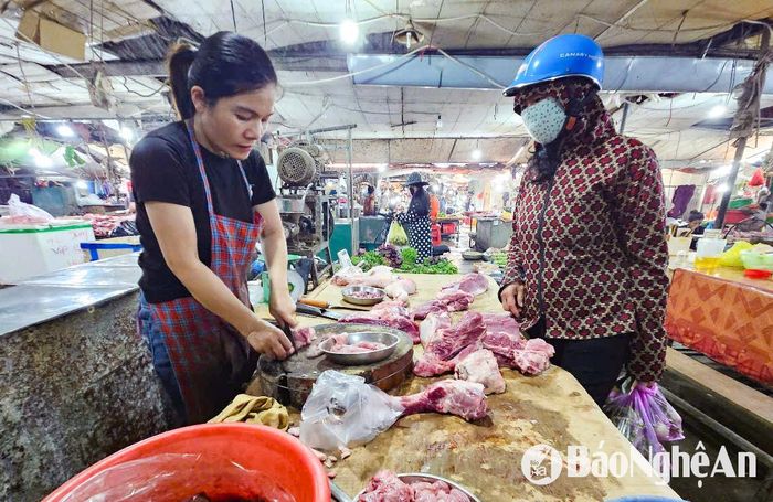 Người tiêu dùng e ngại khi mua thịt lợn trong thời điểm dịch tả lợn châu Phi bùng phát. Ảnh: T.P