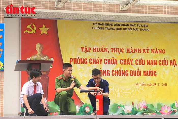Báo cáo viên và học sinh trao đổi kiến thức phòng cháy chữa cháy.