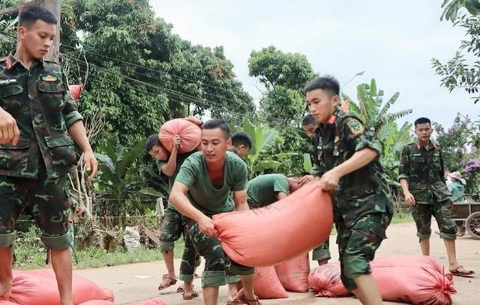 Lực lượng bộ đội hỗ trợ người dân các địa phương bị ảnh hưởng do lũ.