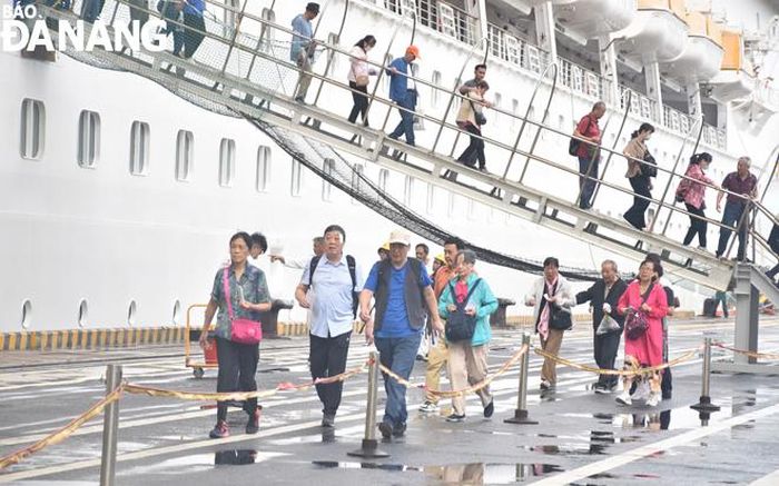 Khách tàu biển quốc tế đến Đà Nẵng tham quan các điểm du lịch nổi tiếng của thành phố. Ảnh: NGỌC HÀ