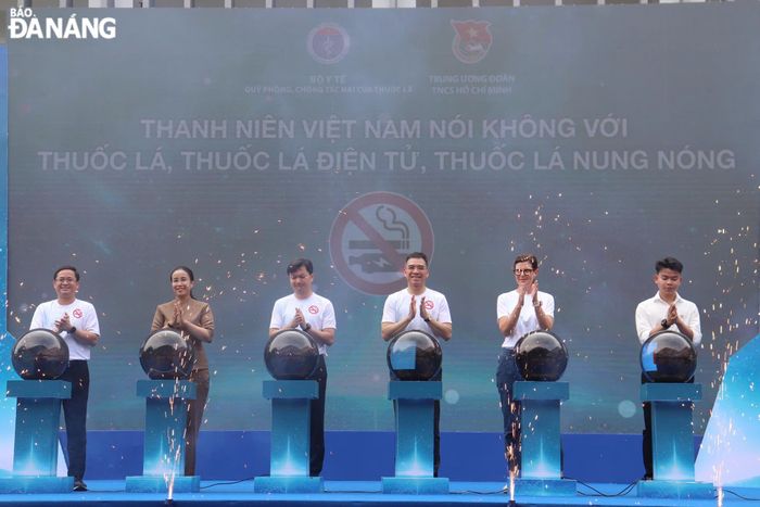 Phó Chủ tịch UBND thành phố Nguyễn Thị Anh Thi (thứ 2, bên trái sang) cùng các đại biểu phát động hưởng ứng ngày Thế giới không thuốc lá và tuần lễ Quốc gia không thuốc lá. Ảnh: KHÁNH NGÂN