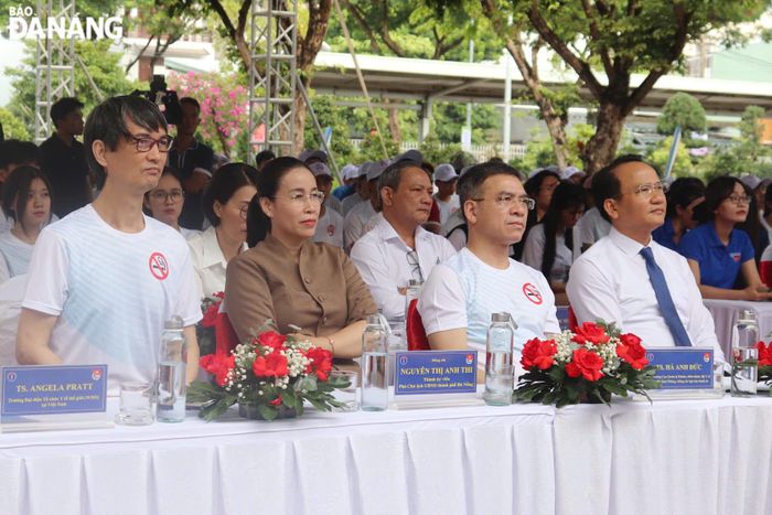 Phó Bí thư Thường trực Thành ủy Nguyễn Đình Vĩnh (bên phải) và Phó Chủ tịch UBND thành phố Nguyễn Thị Anh Thi (thứ 2, bên trái sang) tham dự chương trình. Ảnh: KHÁNH NGÂN