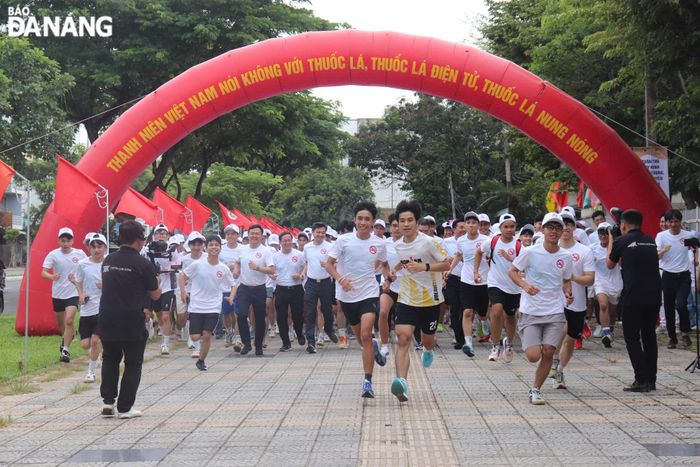 1.000 đoàn viên, thanh niên tham gia giải chạy “Thanh niên Việt Nam nói không với thuốc lá, thuốc lá điện tử và thuốc lá nung nóng” sau lễ mít tinh. Ảnh: KHÁNH NGÂN