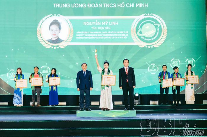 Nguyễn Mỹ Linh - nữ doanh nhân trẻ tiêu biểu của tỉnh Điện Biên chọn khởi nghiệp với những sản phẩm từ chè Shan tuyết cổ thụ. Trong ảnh: Nguyễn Mỹ Linh nhận Giải thưởng Lương Định Của lần thứ XIX năm 2024.