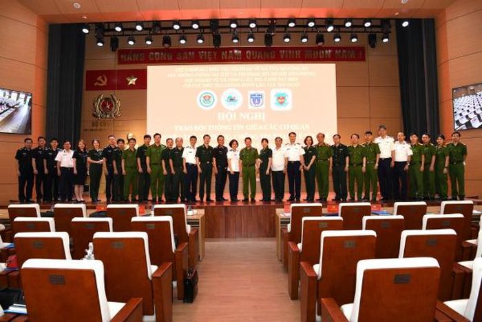 Các đại biểu chụp ảnh tại hội nghị.