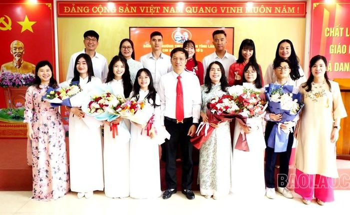 Tặng hoa cho các đảng viên mới được kết nạp Đảng ở Trường trung học phổ thông Chuyên Lào Cai. Ảnh: Tạ Thị Hường