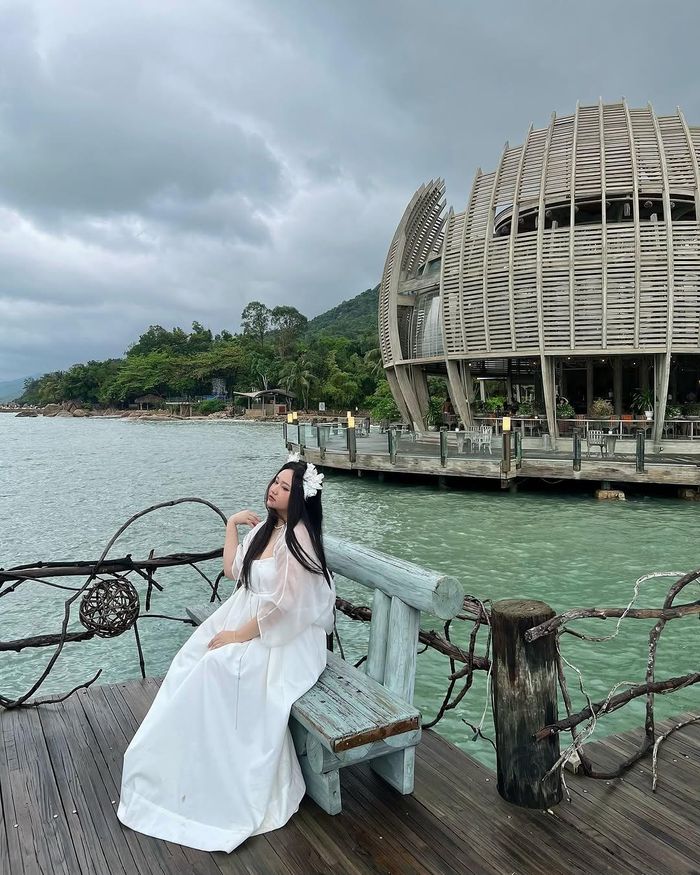 Trúc Anh từng gây chú ý khi xuất hiện với diện mạo mới ở đám cưới của Hải Long và Salim hồi giữa tháng 3. Tại đây, cô diện chiếc váy trắng phù hợp với vóc dáng, để tóc dài buông xõa, tạo hình nàng thơ. Thiết kế đến tương đối rộng, giúp che đi một số khuyết điểm hình thể của người mặc, song vẫn tạo cảm giác thoáng mắt.