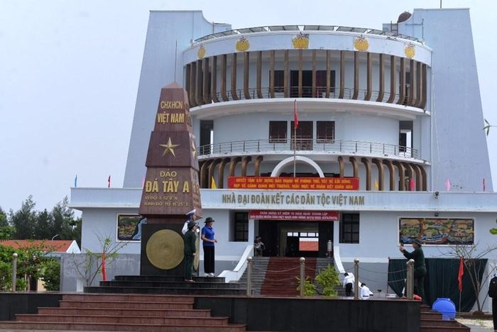 Nhà Đại đoàn kết các dân tộc Việt Nam trên đảo Đá Tây A