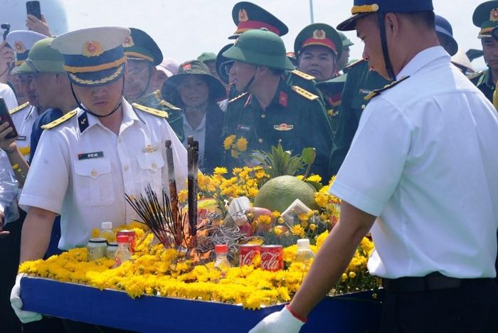 Nghi thức dâng hương, hoa tưởng nhớ Anh hùng liệt sĩ tại vùng biển Cô Lin - quần đảo Trường Sa