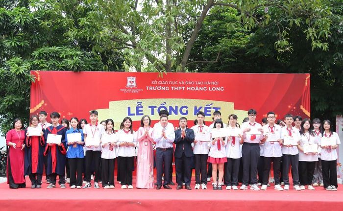  Ông Lê Thanh Long - Chủ tịch Hội đồng Trường THPT Hoàng Long cùng đại diện Ban giám hiệu trao thưởng cho giáo viên, học sinh nhà trường đạt thành tích cao. 