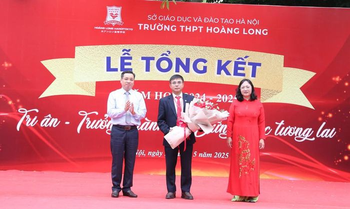  Đại diện phụ huynh tri ân thầy cô giáo nhà trường. 