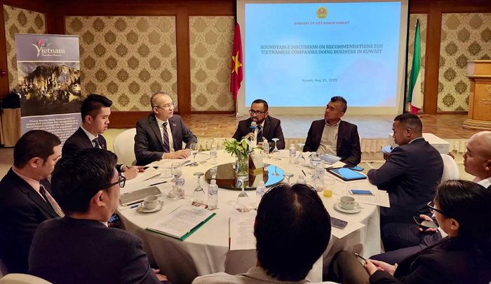 Đại sứ Nguyễn Đức Thắng lắng nghe doanh nghiệp Kuwait chia sẻ về kinh nghiệm thâm nhập thị trường.