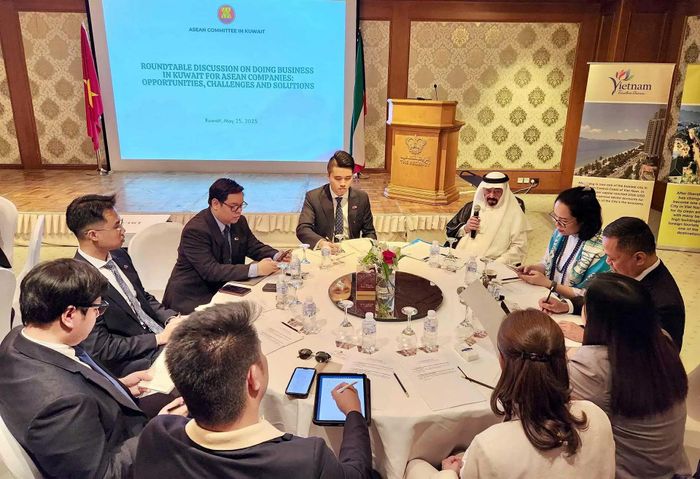 Các đại biểu tham dự tọa đàm, trao đổi kinh nghiệm kinh doanh tại thị trường Kuwait.