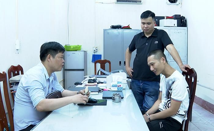 Công an lấy lời khai một đối tượng trong đường dây.
