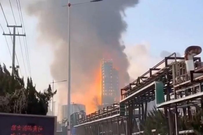 Cột khói từ vụ nổ và hỏa hoạn cao hàng trăm mét có thể quan sát từ xa. Ảnh: SCMP.