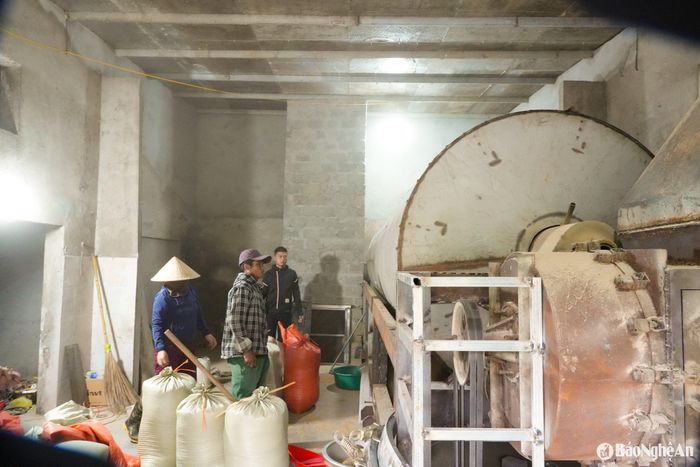 Các lò sấy hoạt động hết công suất vẫn không đáp ứng đủ nhu cầu người dân. Ảnh: T.P
