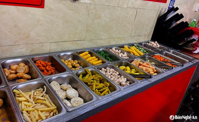 Các đồ chiên rán để lâu, nguội ngắt, không được bảo quản. Ảnh: P.V