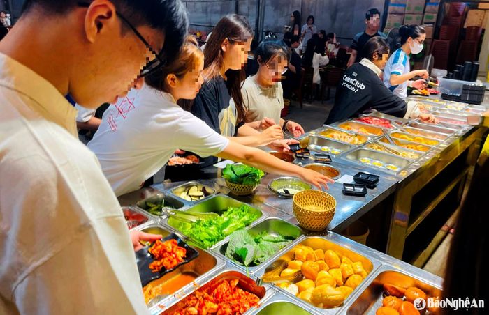 Buffet giá rẻ thu hút đông đảo các bạn trẻ thưởng thức mỗi ngày. Ảnh: P.V