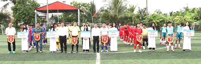 Lãnh đạo tỉnh và thị xã chụp ảnh lưu niệm cùng các đơn vị