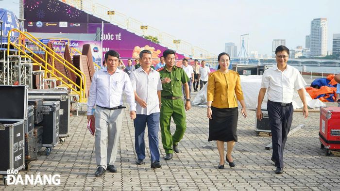 Phó Chủ tịch UBND thành phố Nguyễn Thị Anh Thi kiểm tra thực tế sân khấu, khán đài DIFF. Ảnh: NGỌC HÀ