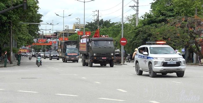Đoàn xe rước hài cốt liệt sĩ từ Cửa khẩu quốc tế Tây Trang tiến về Nghĩa trang liệt sĩ Tông Khao.