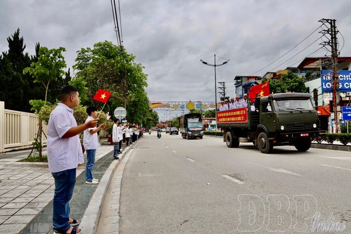 Học sinh thành phố Điện Biên Phủ đón hài cốt liệt sĩ hy sinh tại nước bạn Lào.