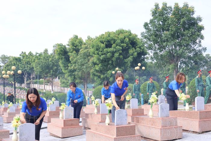 Đoàn viên thanh niên thắp hương tưởng niệm trên các phần mộ ở Nghĩa trang liệt sĩ Tông Khao.