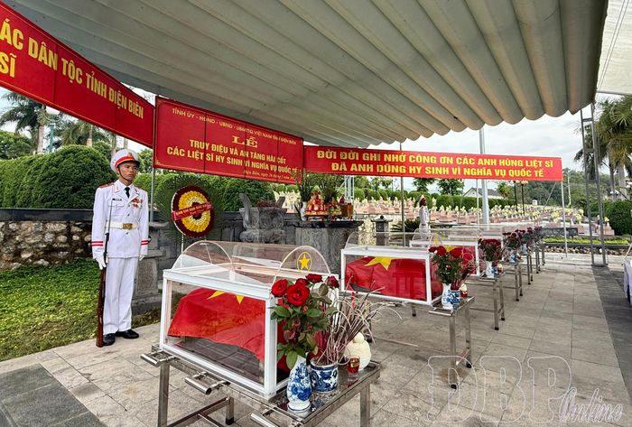 Hài cốt liệt sĩ được đặt trang trọng trong Lễ truy điệu trước khi an táng.