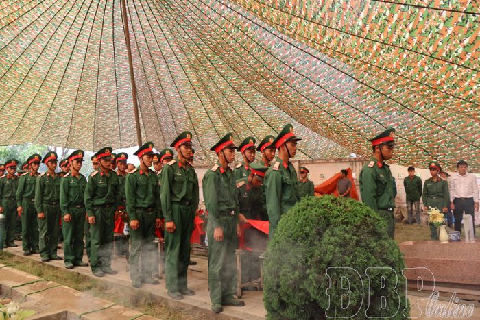 Chiến sĩ lực lượng vũ trang nghiêm cẩn thực hiện nghi lễ an táng.