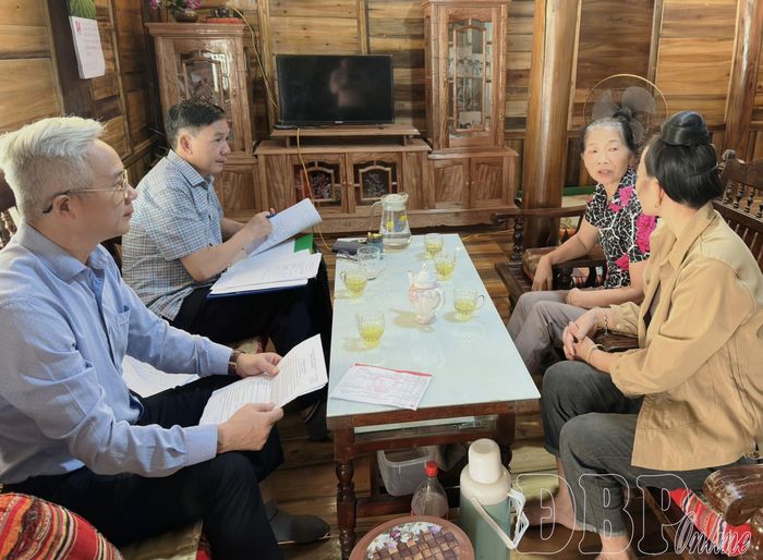 Cán bộ Ngân hàng CSXH huyện cùng các tổ chức đoàn thể đưa nguồn vốn vay ưu đãi đến gần hơn với người dân.