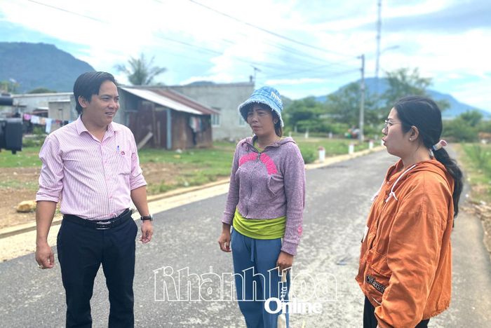 Đại diện Ngân hàng Chính sách xã hội huyện Cam lâm trao đổi với chị Cao Thị Oanh (giữa).