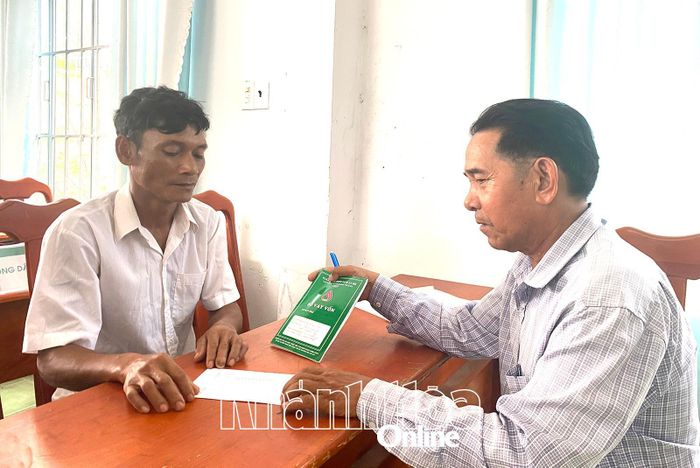 Tổ vay vốn hướng dẫn cho đồng bào DTTS vay vốn tại xã Cam Phước Tây, huyện Cam Lâm.