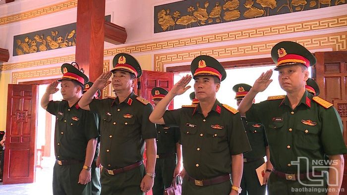 Thiếu tướng Trương Mạnh Dũng cùng đoàn công tác Quân khu 1 dâng hương tại di tích lịch sử đồi Pụ Đồn (đồi Phong tướng).
